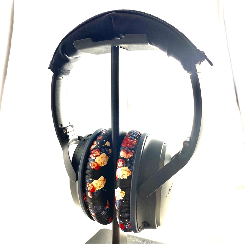 Bose Over-Ear Headphones with Black and Floral Design - Picture 6 of 7